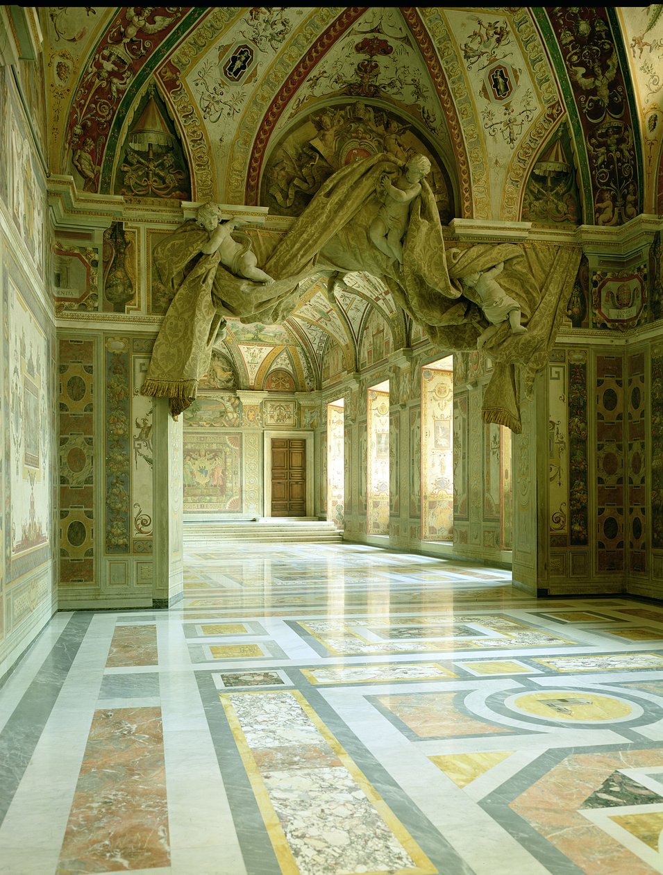 Interiér s výhledem na vyřezávané anděly od Gian Lorenzo Bernini