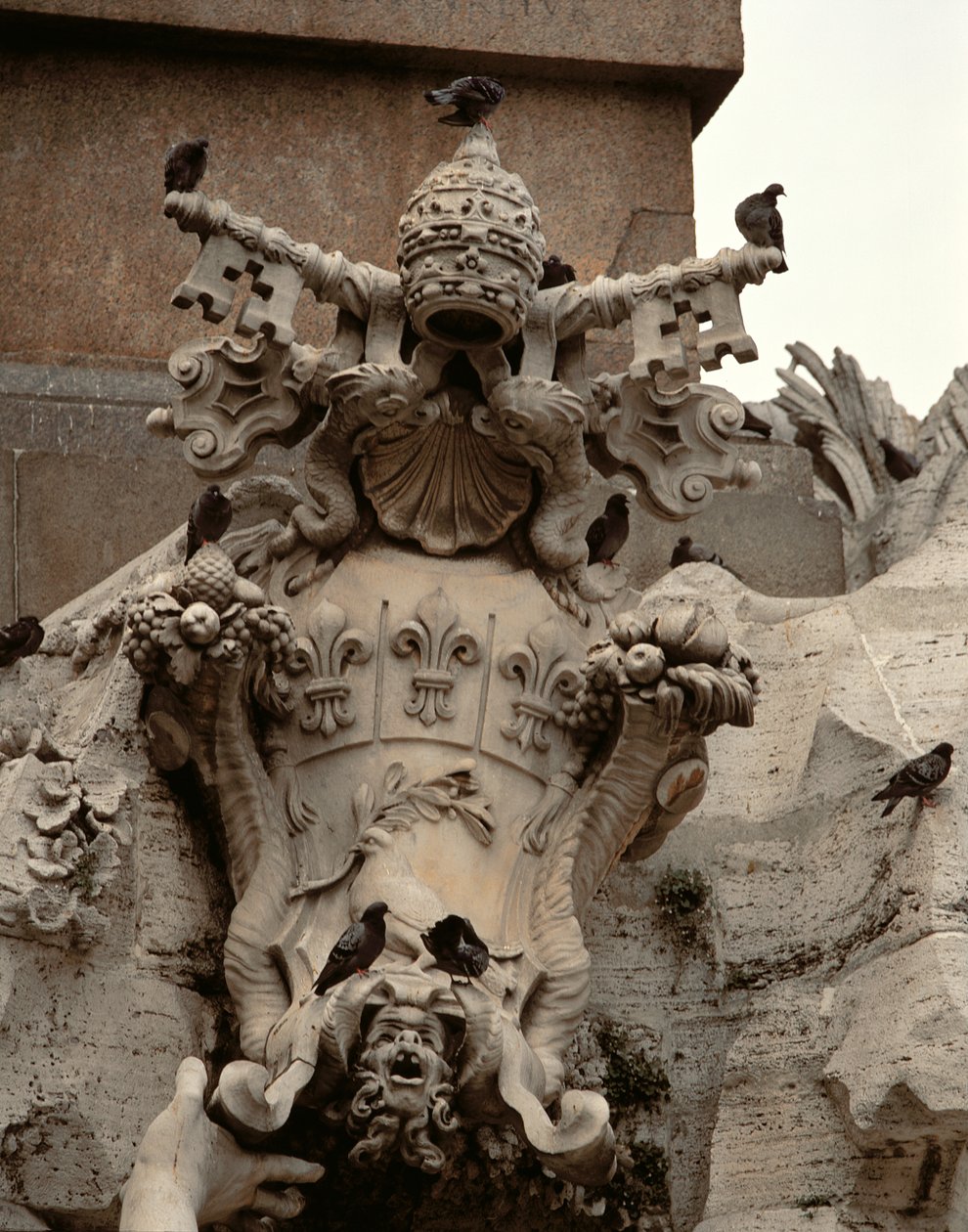 Fontána čtyř řek, detail erbu Inocence X 1574-1655, kámen 1648-51 od Gian Lorenzo Bernini