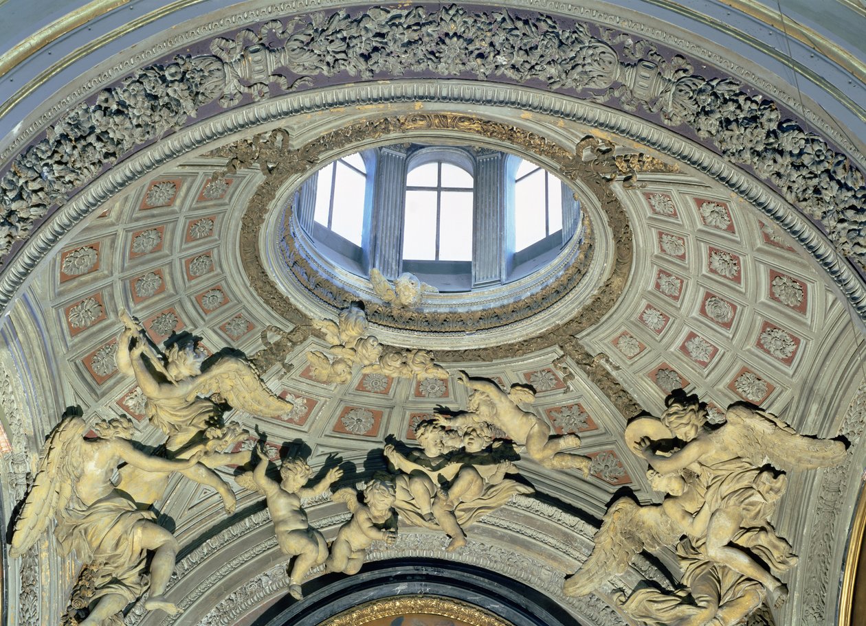 Pohled na kopuli s andělskými hudebníky z kaple Fonseca (polychromovaný štuk) od Gian Lorenzo Bernini