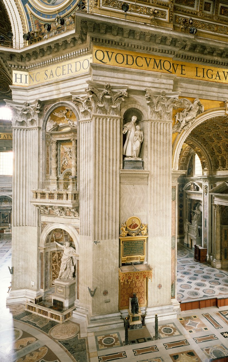 Dekorace Gian Lorenzo Bernini (1598-1680) na prvním sloupu vpravo, jeden ze čtyř sloupů podpírajících kopuli baziliky svatého Petra, Řím, Vatikán od Gian Lorenzo Bernini