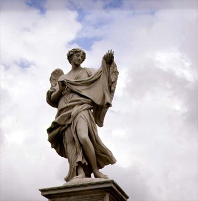 Socha anděla držícího svaté rubáše od Gian Lorenzo Bernini