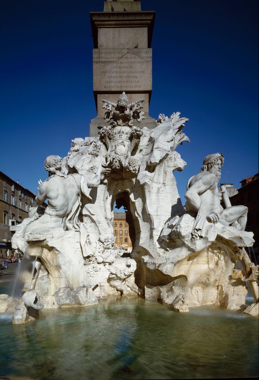 Pohled na fontánu čtyř řek. Mramorová socha od Gian Lorenzo Bernini