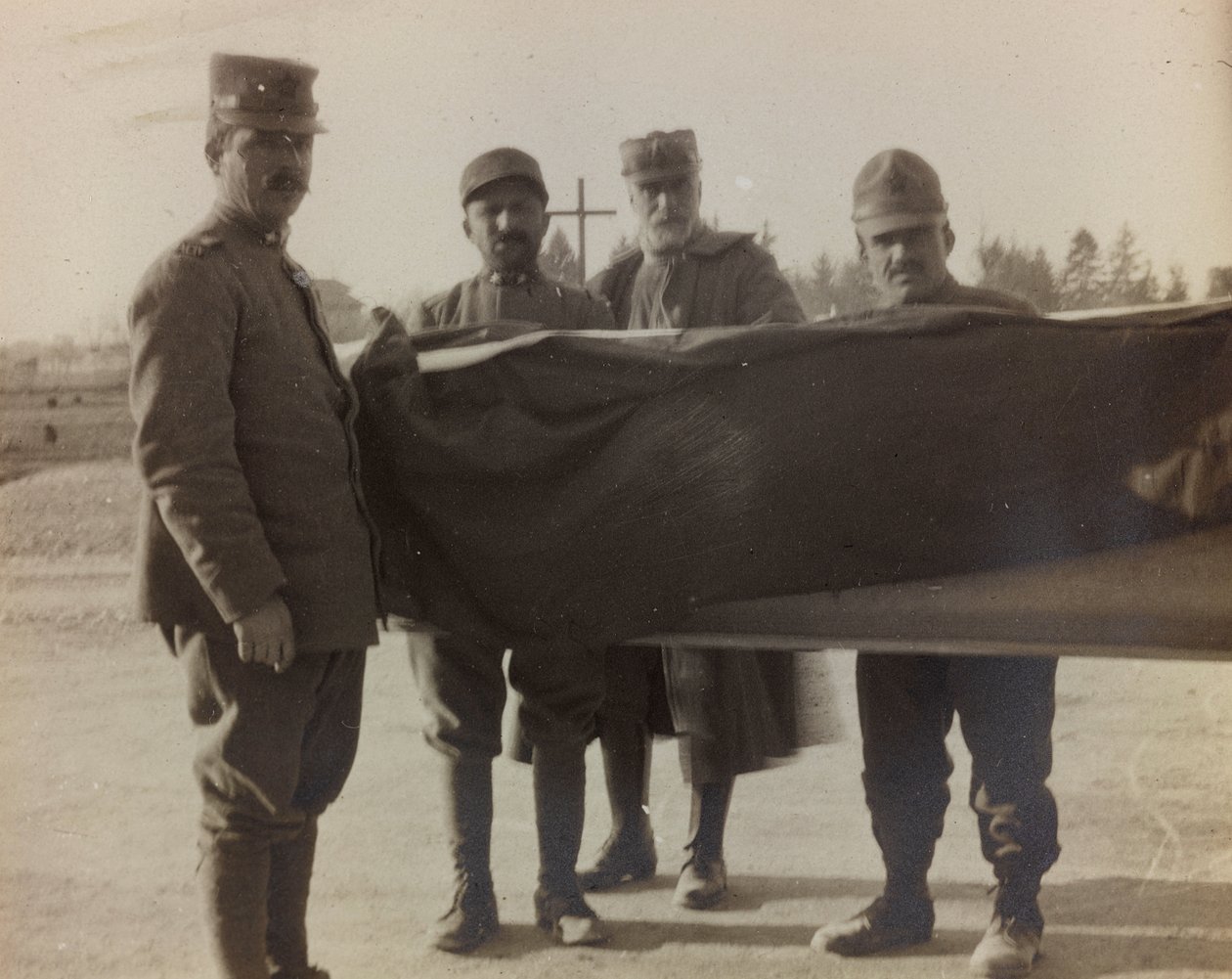 Album "Pictures of War II": Italští vojáci nesou rakev padlého z Velké války (černobílá fotografie) od Gigliucci Gigliucci