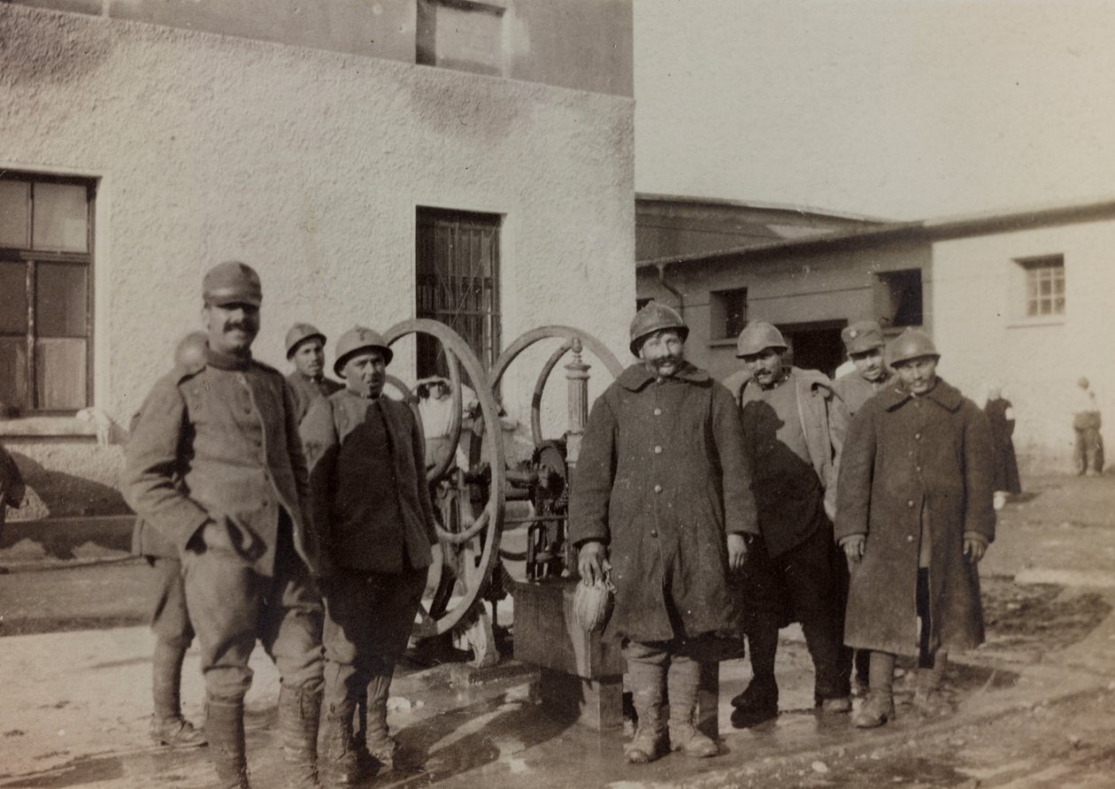 Album "Pictures of War II": Italští vojáci v Gradisca Sagrado, Gorizia, Itálie (černobílá fotografie) od Gigliucci Gigliucci