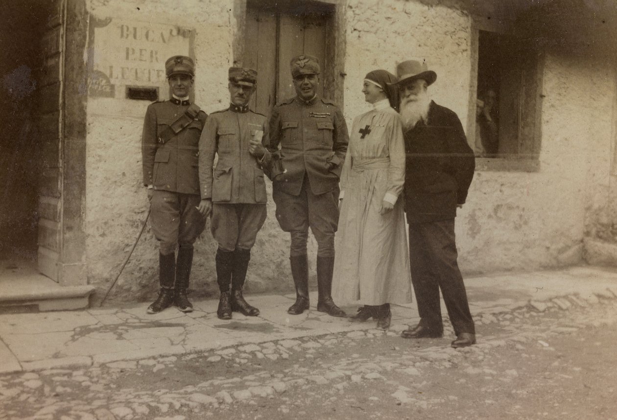 Album "Pictures of War II": Červený kříž a italští vojáci (černobílá fotografie) od Gigliucci Gigliucci