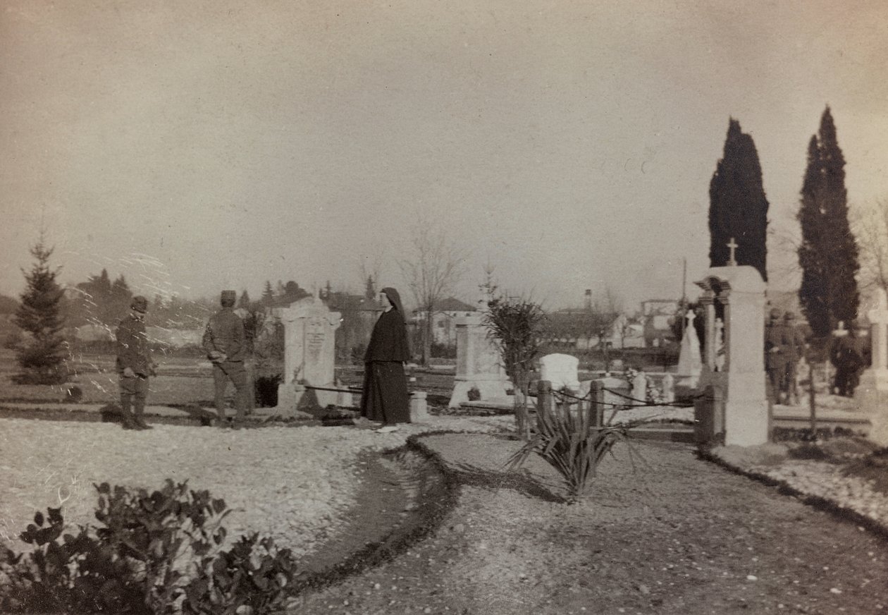 Album "Pictures of War II": vojáci a Červený kříž navštíví hřbitov Gradisca (černobílá fotografie) od Gigliucci Gigliucci