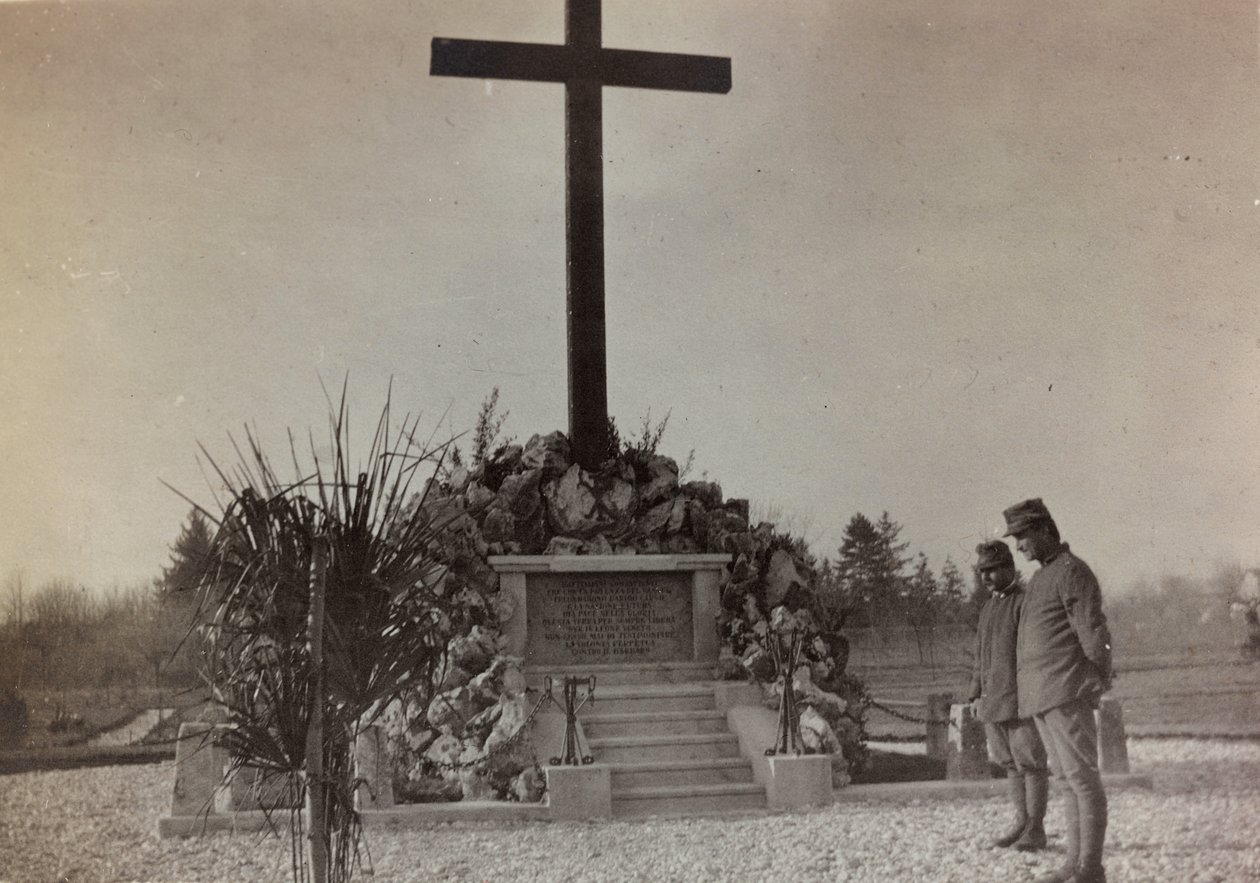Album "Pictures of War II": válečný památník v Gradisca (černobílá fotografie) od Gigliucci Gigliucci
