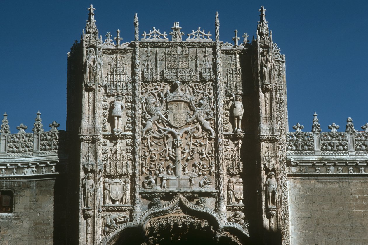 Vstupní fasáda (Národní muzeum náboženského sochařství) postavená v letech 1488-96 od Gil de Siloe