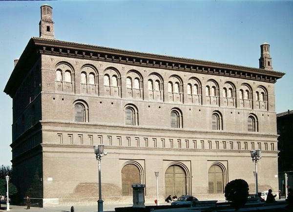 Exteriér La Lonja, postavený v roce 1551 od Gil Morlanes