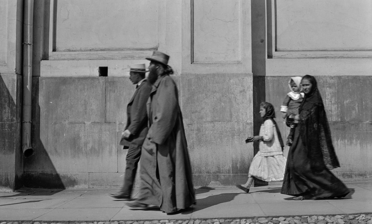 Ruský pravoslavný kněz se v Moskvě prochází po chodníku následován manželkou a dvěma dětmi od Gilbert H. Grosvenor