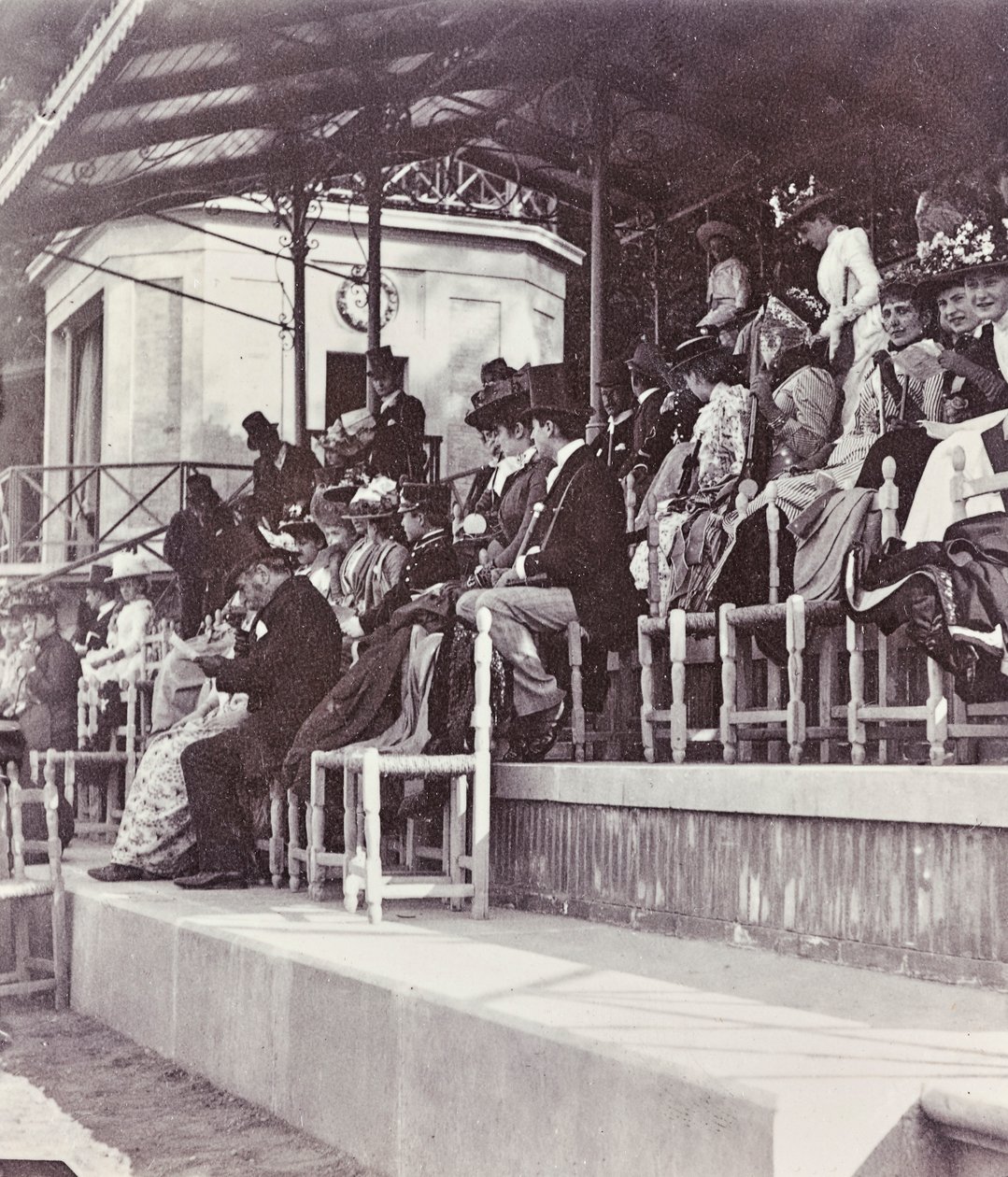 Diváci dostihové dráhy v parku Cascine: hraběnka Cenami s dcerami Levi, Conte Gondi, paní Van der Keim a nevlastní dcerou. od Giorgio Enrico (attr.to) Levi