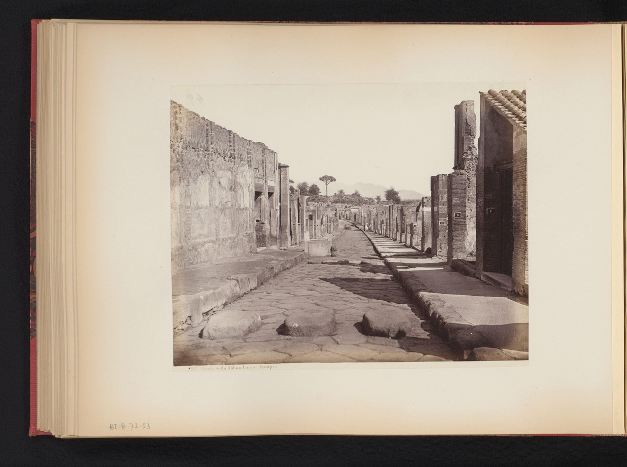 Pohled na Strada della Abbondanza v Pompejích, Itálie Strada della Abbondanza. Pompeje (název na objektu) od Giorgio Sommer (attributed to)