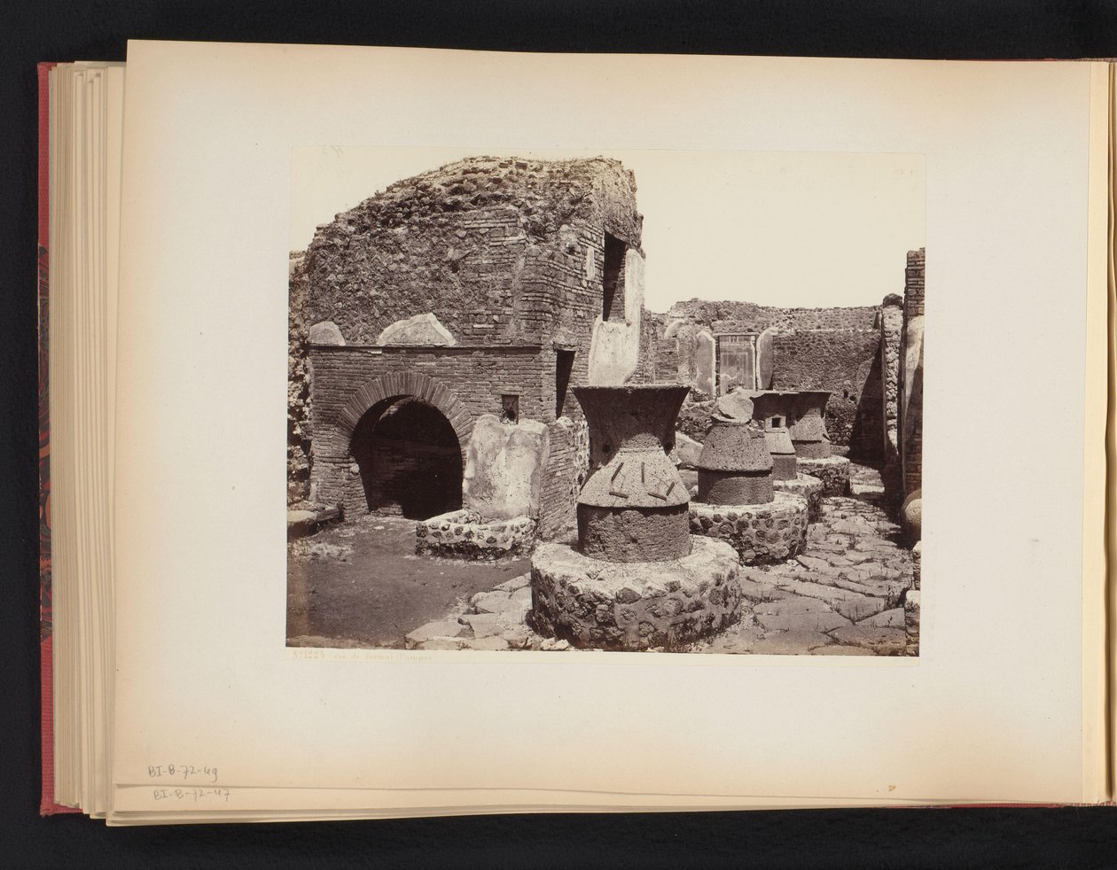 Ruiny pekárny v Pompejích Casa di Fornai Pompei (název na objektu) od Giorgio Sommer (attributed to)