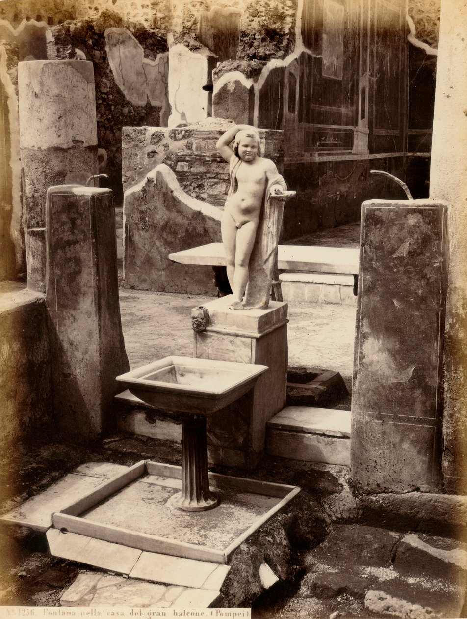 Fontána složená ze sochy nahého mladého chlapce. Fontána je v House of Balcone pensile v Pompejích od Giorgio Sommer