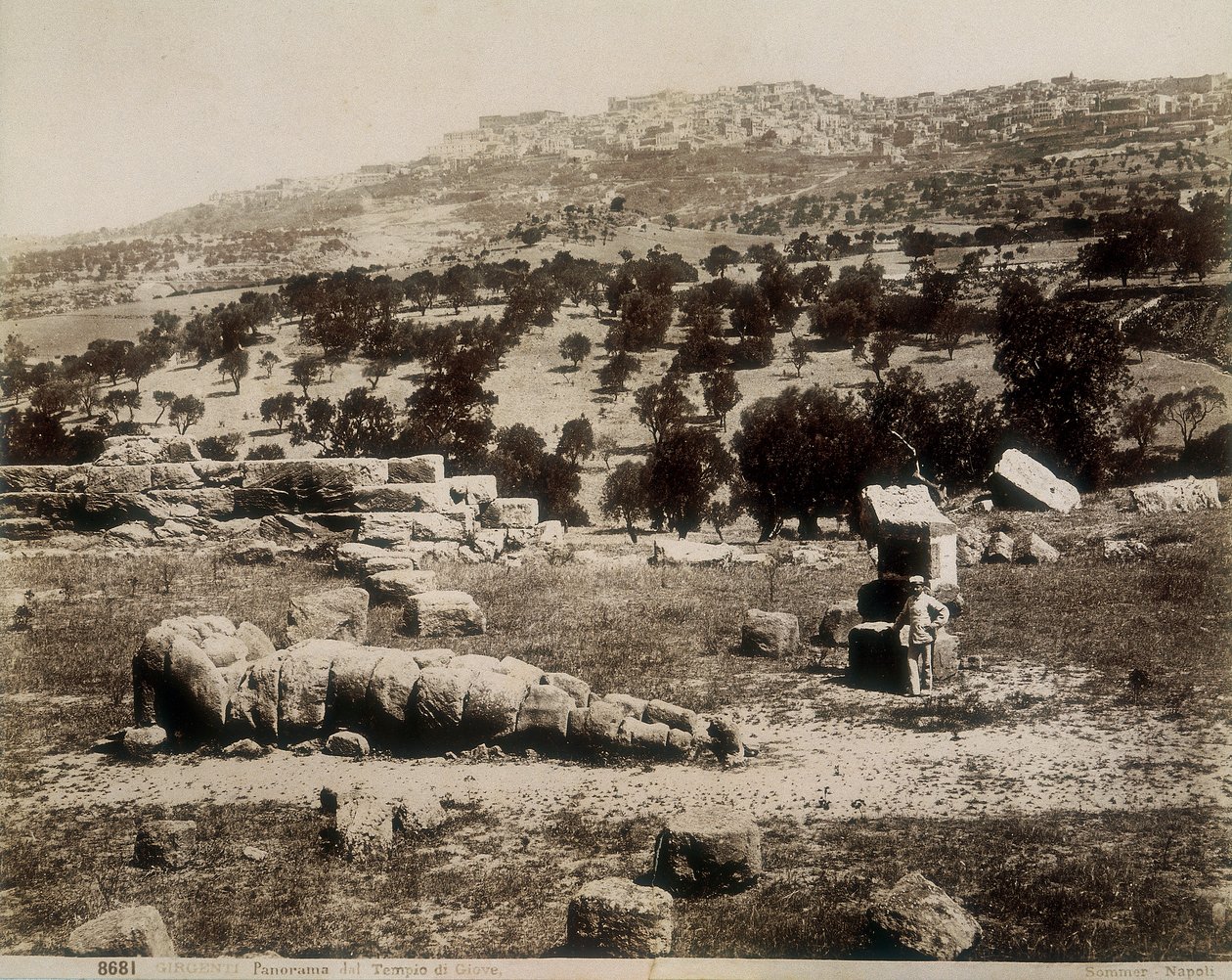Agrigento: pohled na ruiny Jupiterova chrámu od Giorgio Sommer