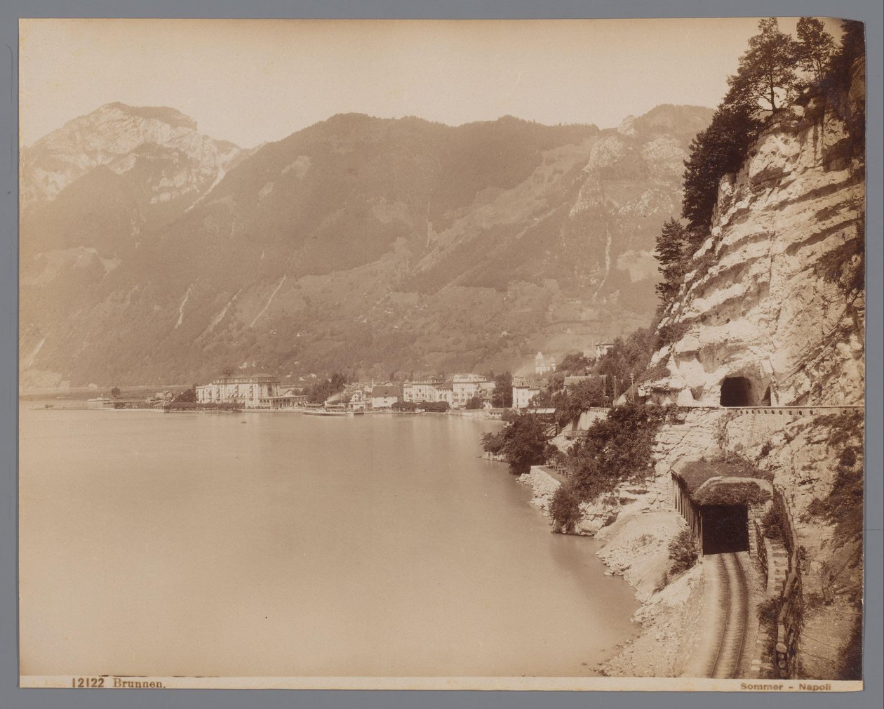 Brunnen u jezera Lucerne ve Švýcarsku Brunnen (název na objektu) od Giorgio Sommer
