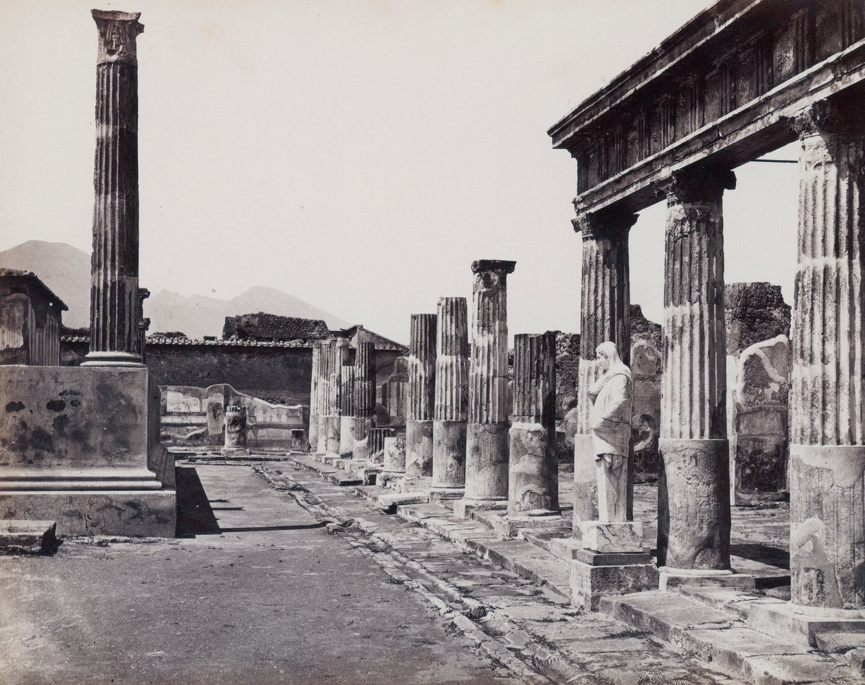 Východní kolonáda chrámu Venuše Pompeiiana v Pompejích od Giorgio Sommer