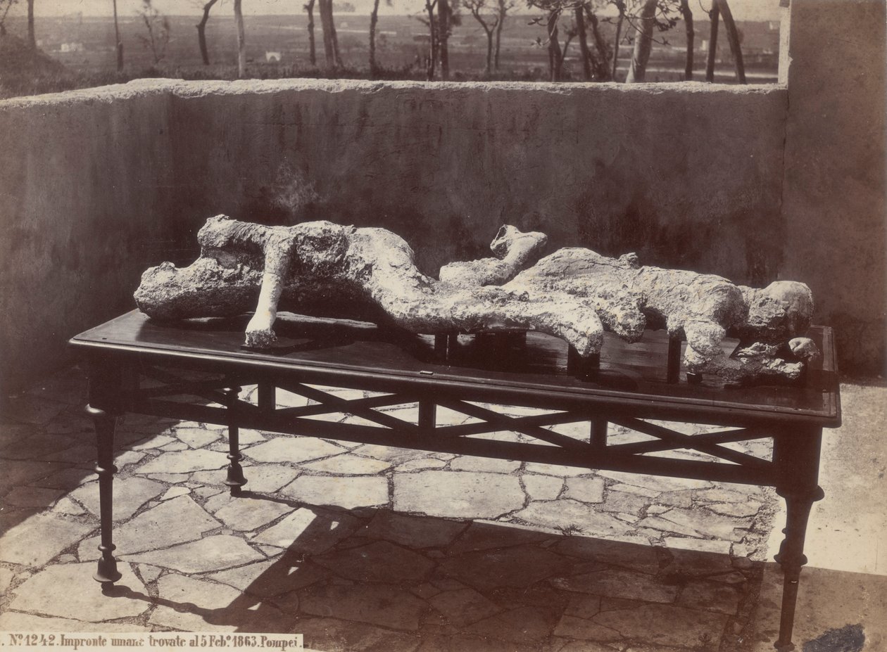 Lidské stopy, Pompeje [Human Casts, Pompeje] od Giorgio Sommer
