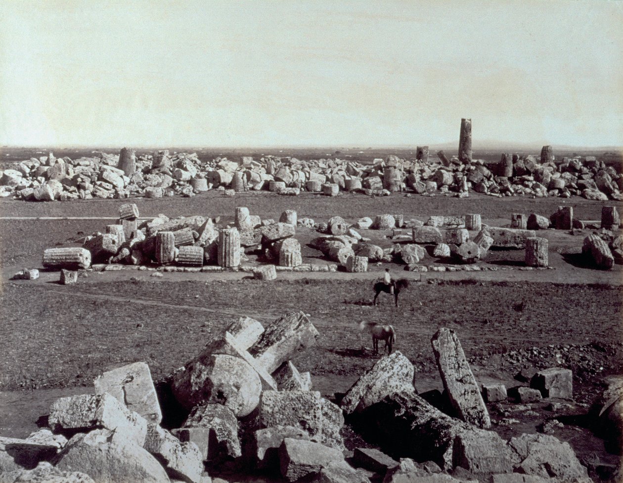 Panorama pozůstatků chrámu Minerva a chrámu Apollóna v Selinunte. Mezi ruinami archeologického naleziště je muž na koni od Giorgio Sommer