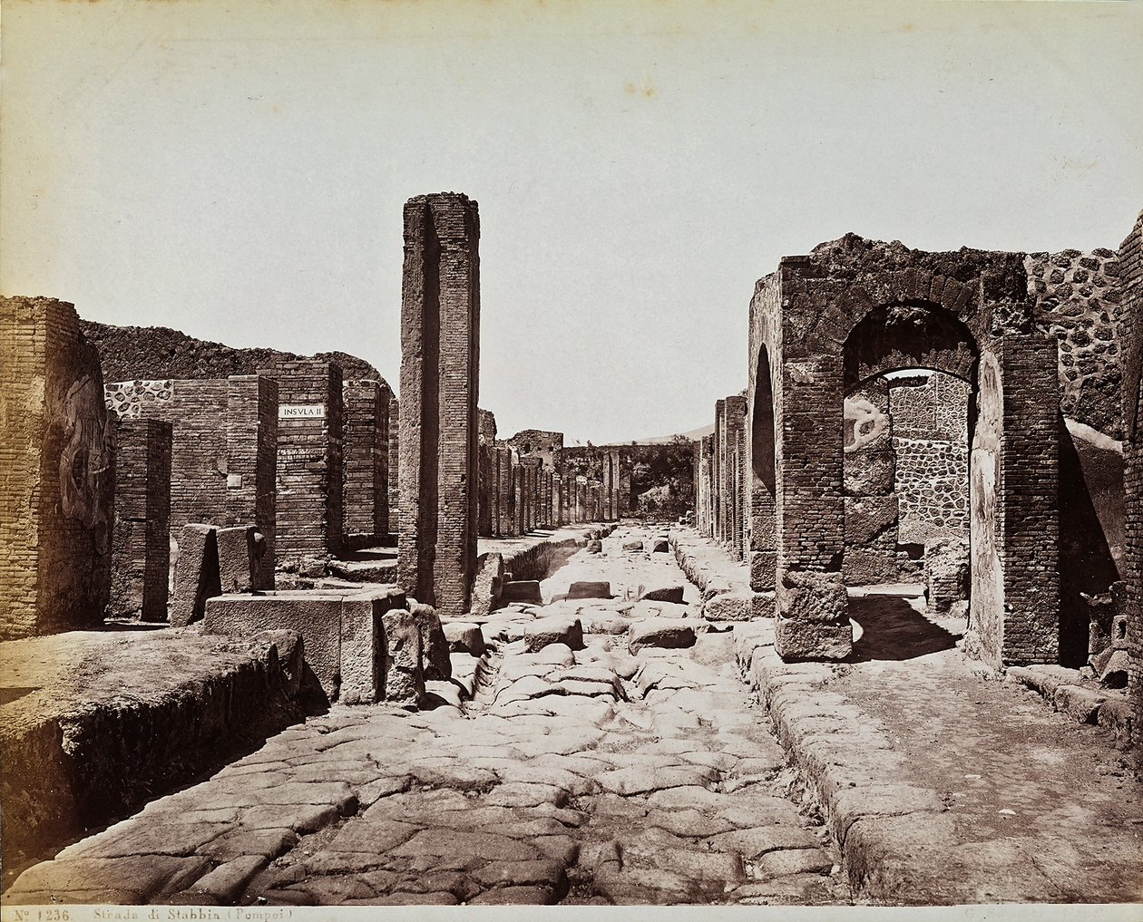 Strukturální ruiny podél Strada di Stabia, na archeologickém nalezišti Pompeje od Giorgio Sommer