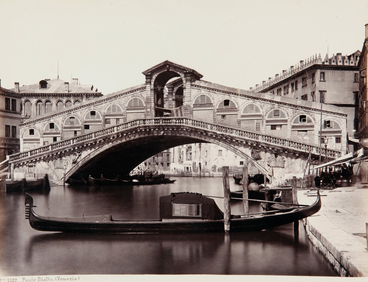 Most Rialto v Benátkách od Giorgio Sommer