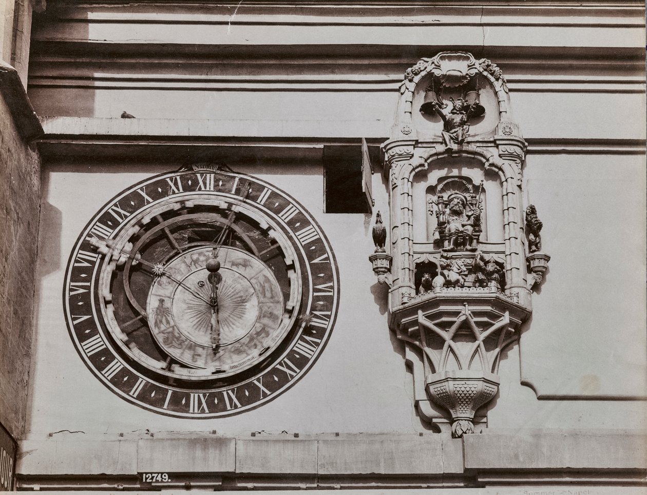 Kvadrant hodinové věže v Bernu, Kaspar Brunnen (1527-1530). Vedle orloje je nový stánek, který obsahuje sošky, které se zapínají samotným mechanismem hodin čtyři minuty před odbitím hodiny od Giorgio Sommer