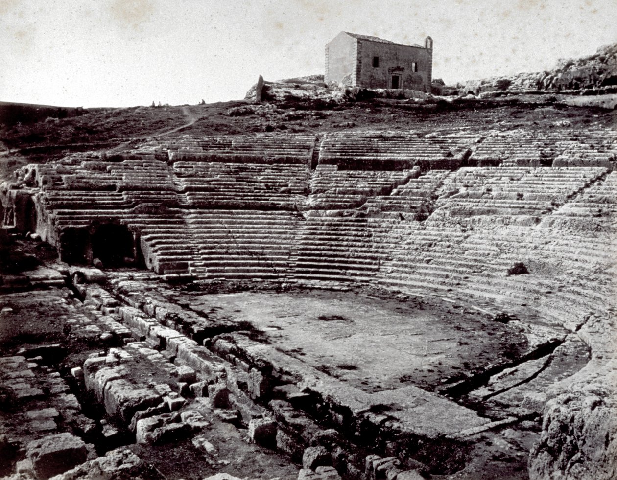 Pozůstatky řeckého divadla v Siracusa v monumentálním parku Neàpoll. V popředí půlkruhový orchestr a cavea od Giorgio Sommer