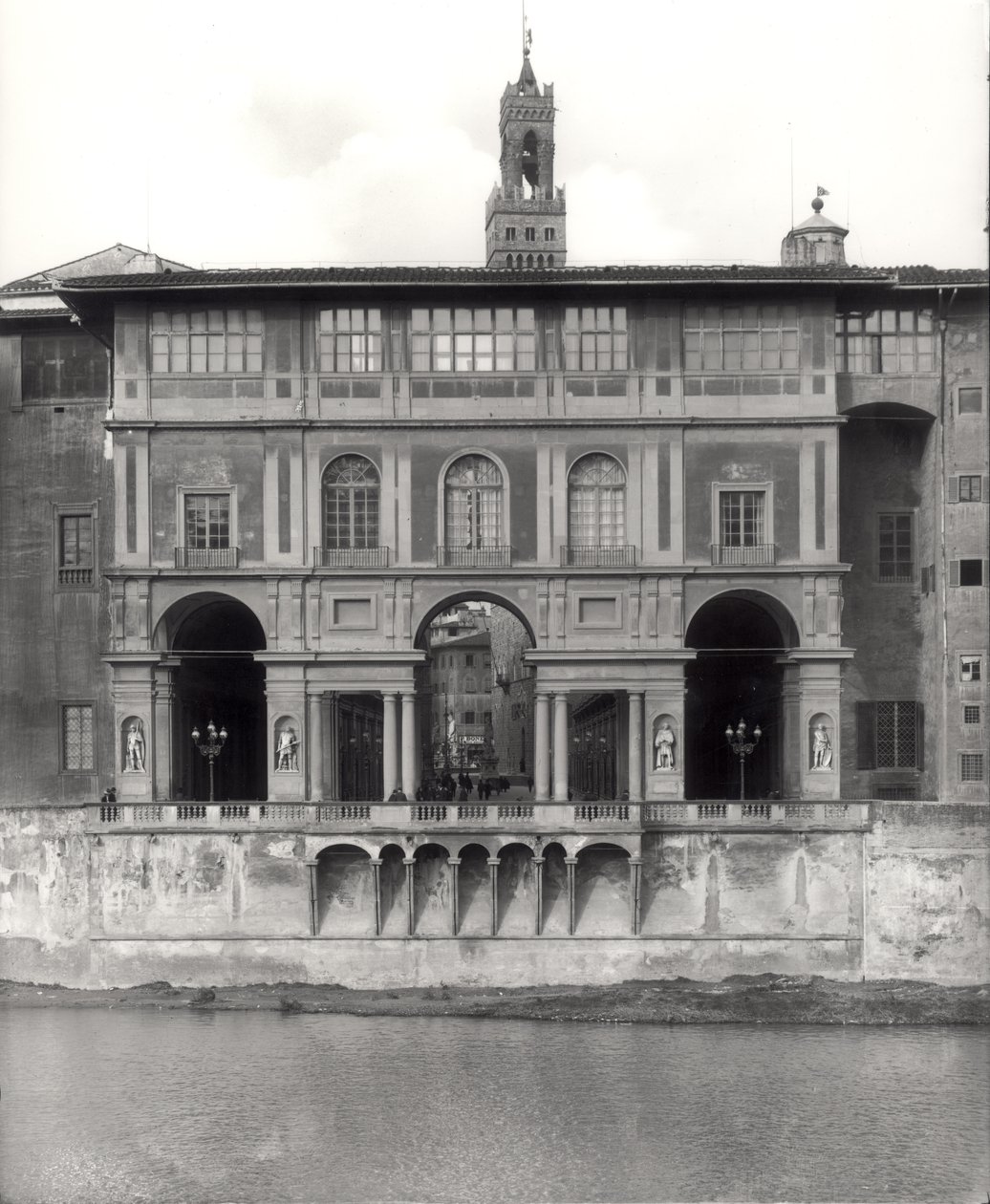 Fasáda galerie Uffizi na Lungarno Torrigiani od Giorgio Vasari