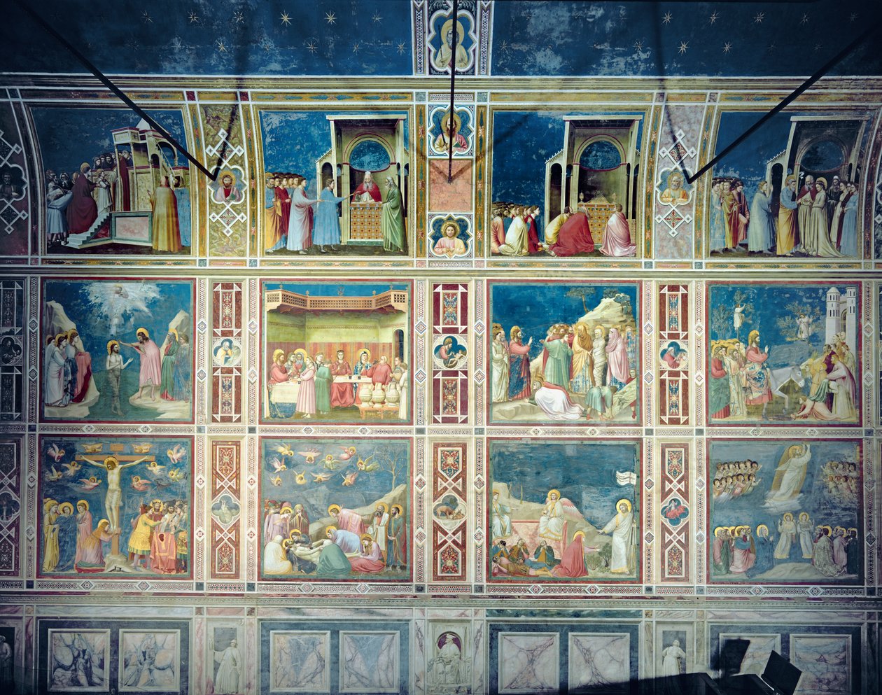 Pohled na severní stěnu zobrazující výjevy ze Života Panny Marie a Života Krista, kolem roku 1305 od Giotto di Bondone