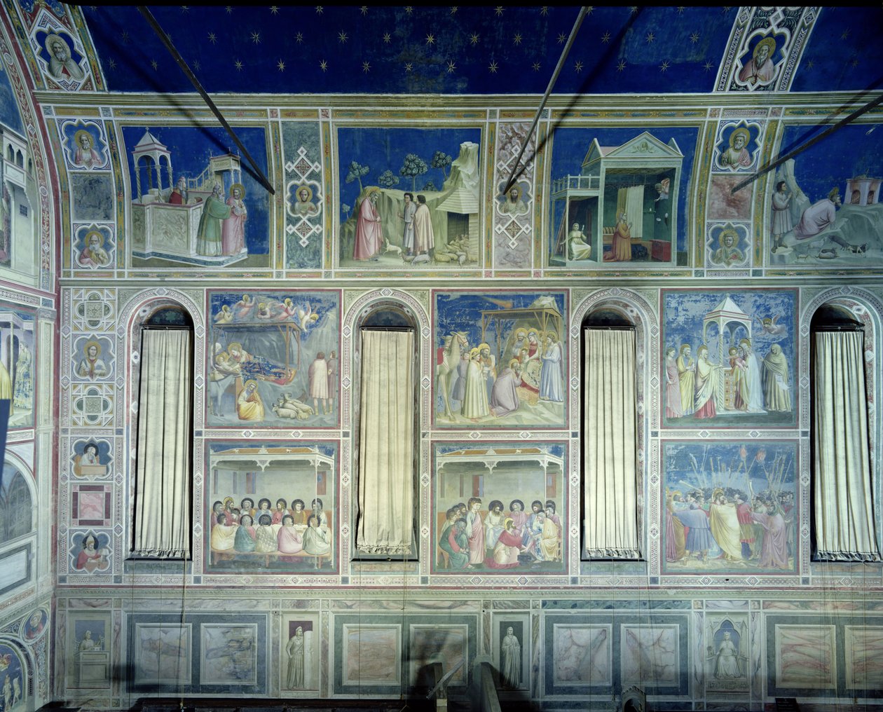 Pohled na jižní stěnu s výjevy ze života Joachima a Anny a ze života Krista, asi 1305 od Giotto di Bondone