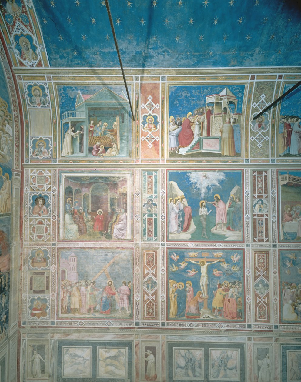 Pohled na fresky na levé stěně, cca 1303-05 (po restaurování) od Giotto di Bondone