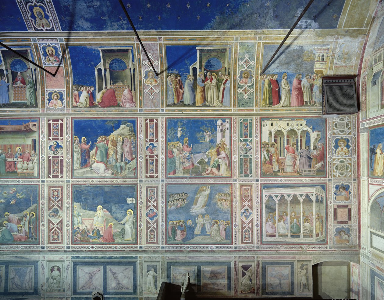 Pohled na severní stěnu zobrazující výjevy ze Života Panny Marie a Života Krista, kolem roku 1305 od Giotto di Bondone