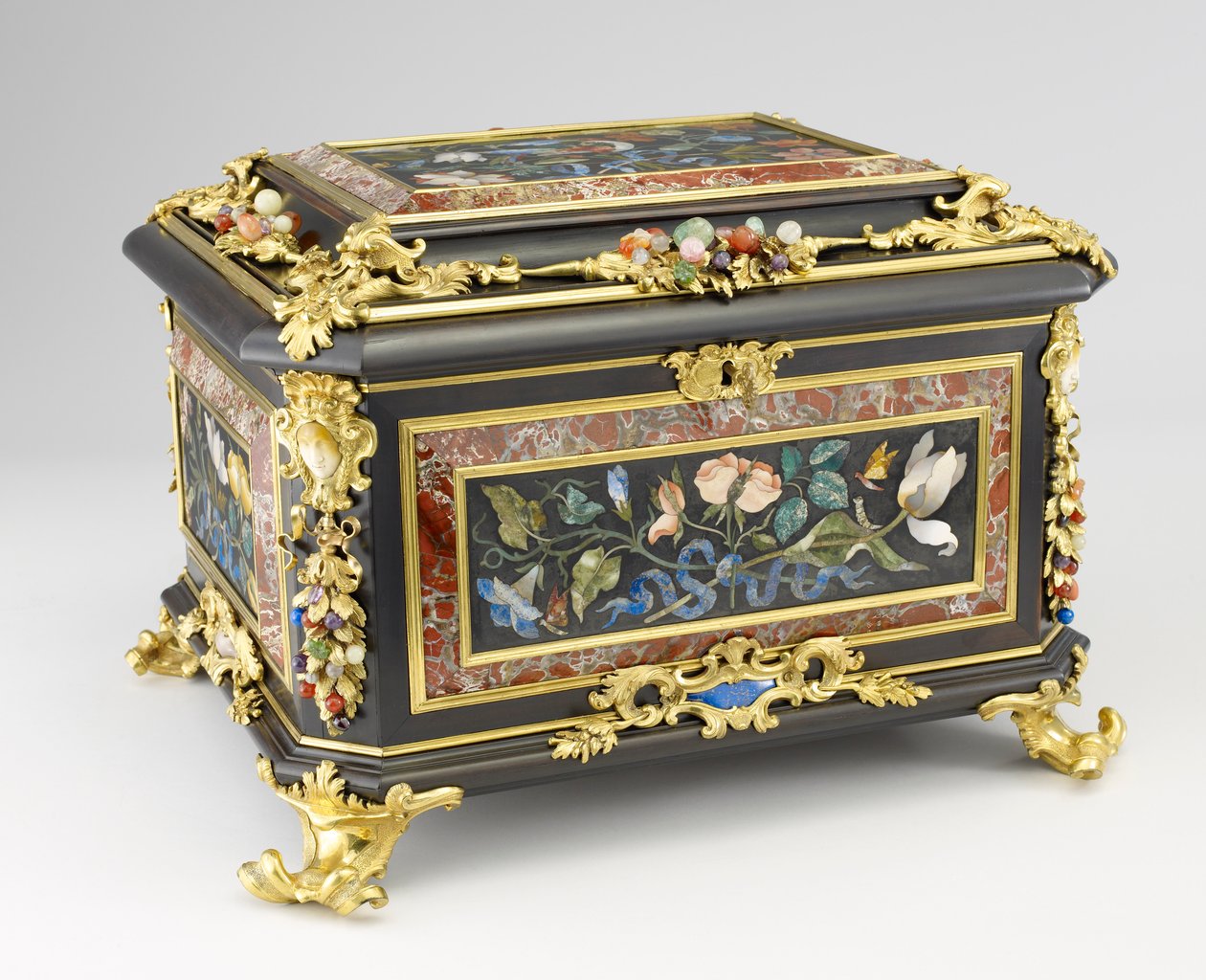 Šperkovnice, cca 1730 (dub, eben, pietra dura, bronz a polodrahokamy) od Giovanni Battista Foggini