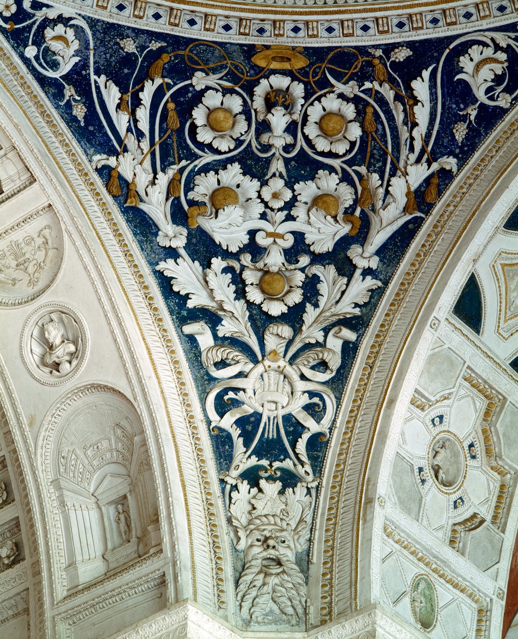 Lodžie, detail parapetu v klenbě zdobený květinovými reliéfy, 20. léta 16. století (štuk) od Giovanni da Udine