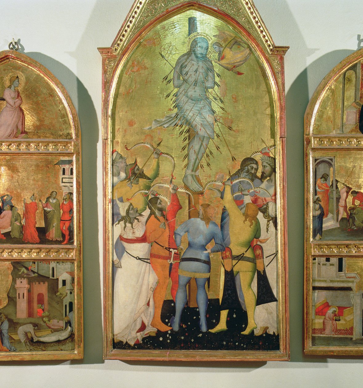 Umučení svatého Šebestiána, detail centrálního panelu zobrazující světce zastřeleného šípy tempera na detail panelu z 94768 od Giovanni di Niccolo del Biondo