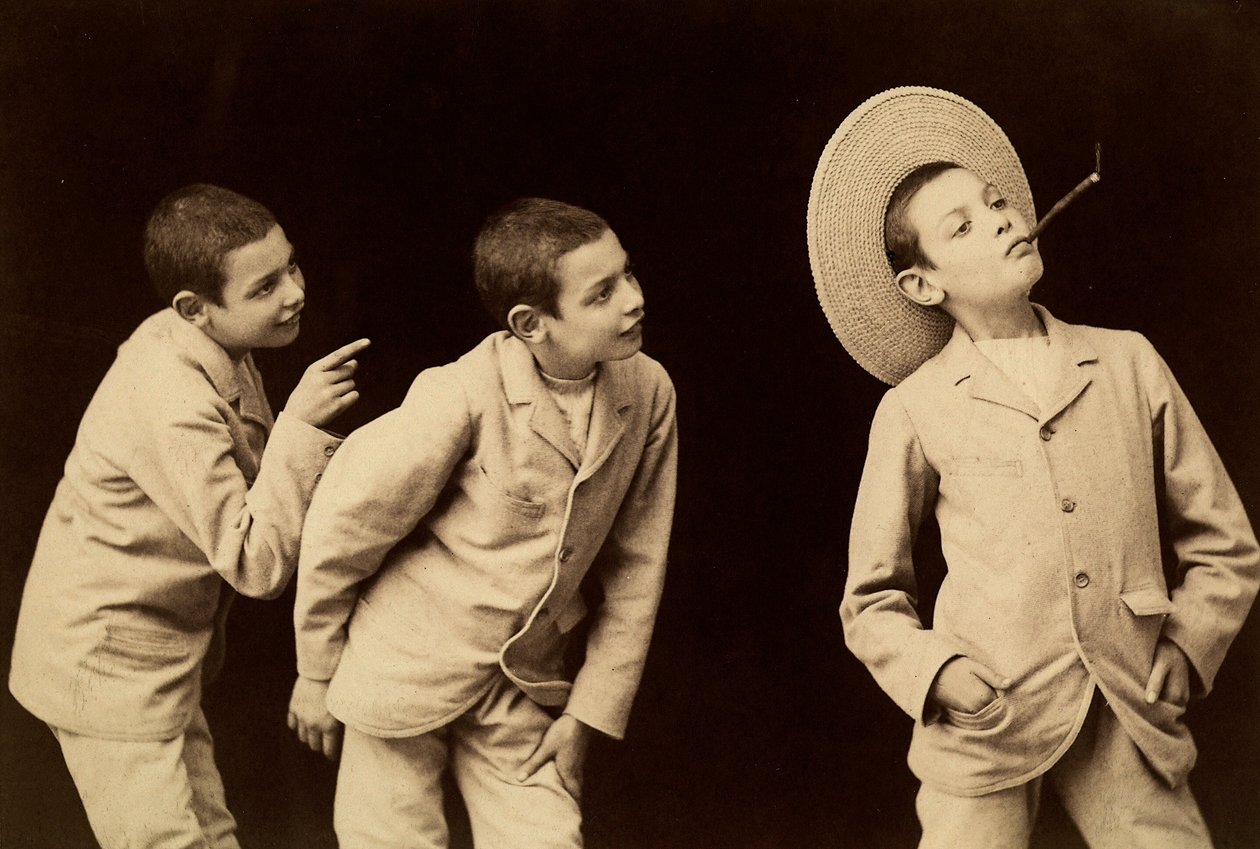 "Vícenásobná fotografie". Fotografická studie mladého chlapce od Phillipe de Marlier