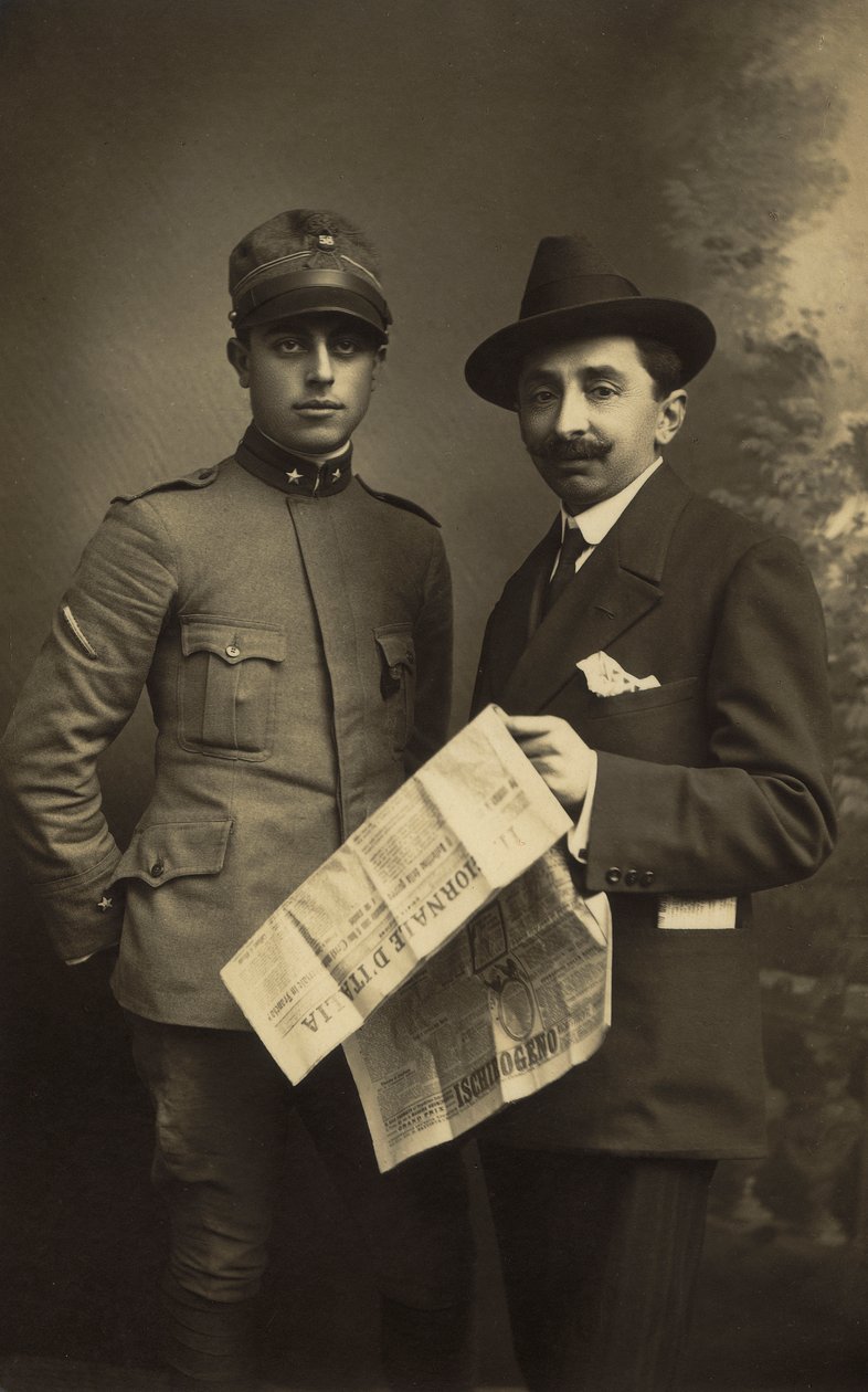 Portrét mužského páru, jeden ve vojenské uniformě a druhý s „Giornale d