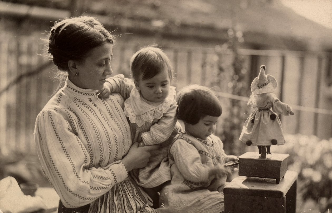 Žena s miminky a panenkou od Phillipe de Marlier