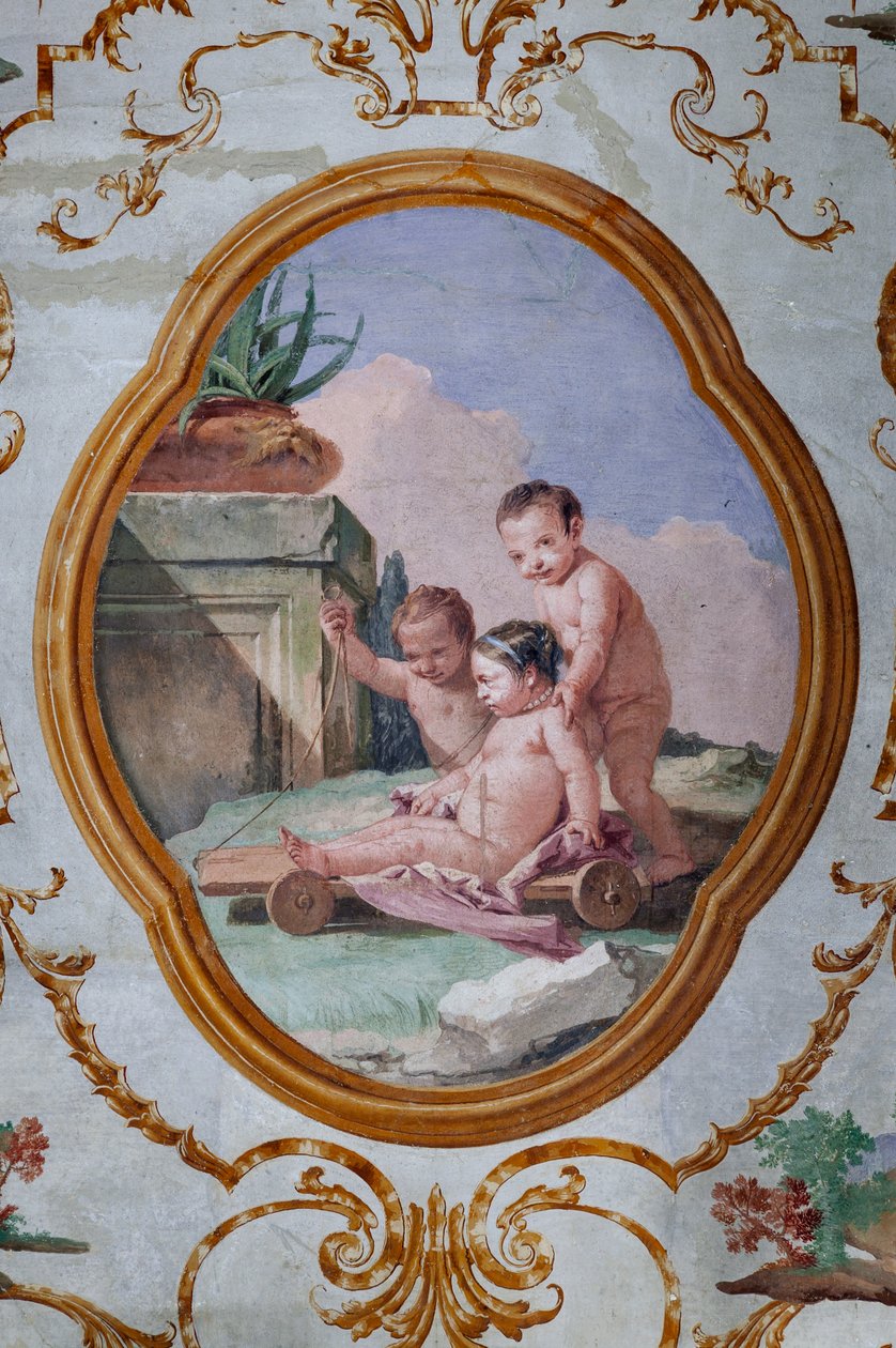 Guest Lodgings, Room of the Putti, medailon s putti: „Tři putti a vozík“ od Giovanni Battista Tiepolo