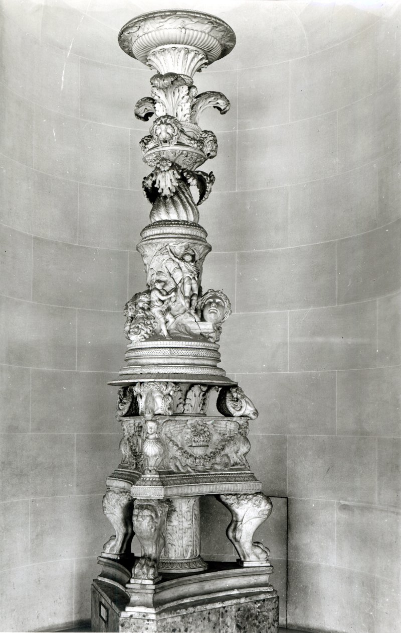 Svícen navržený Piranesi na základě římských starožitných kusů pro jeho vlastní hrobku (mramor) od Giovanni Battista Piranesi