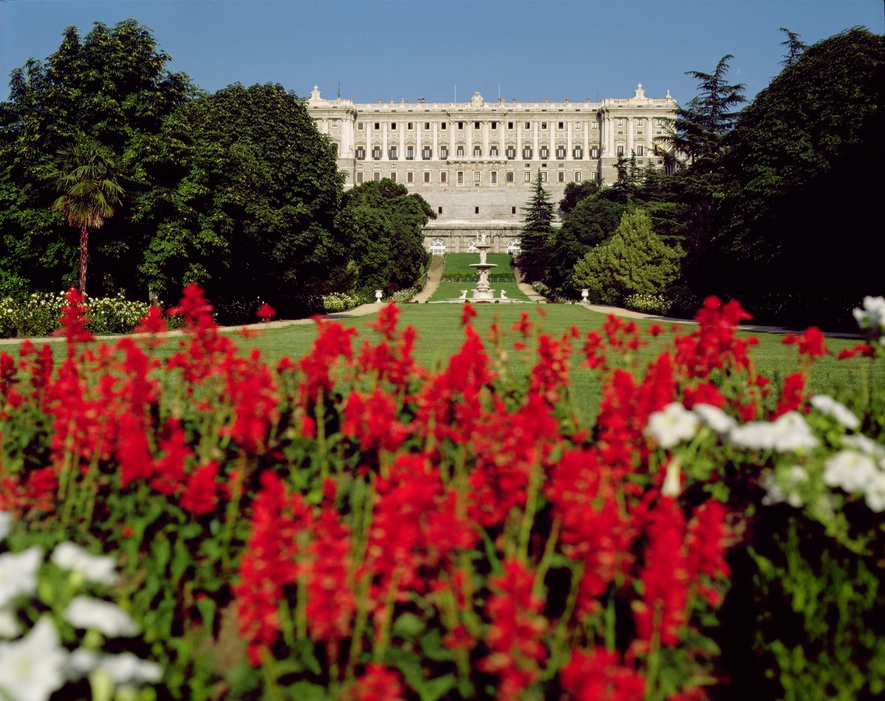 Palacio Real ze zahrad, zahájený v roce 1738 od Giovanni Battista Sacchetti