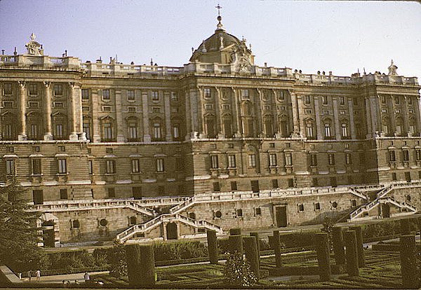 Pohled na jižní frontu Palacio Real, zahájený v roce 1738 od Giovanni Battista Sacchetti