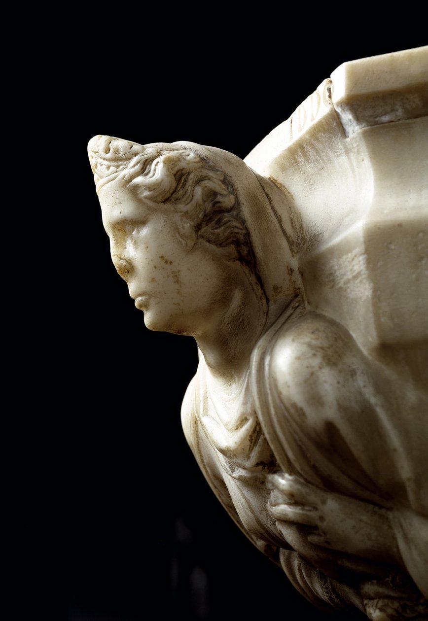 Benitier u sloupu zdobí tři teologické ctnosti a a la vat decoree bust čtyř hlavních ctností - detail (mramorová podpěra se sloupem se třemi teologickými ctnostmi a vodní křtitelnice se čtyřmi kardinálními ctnostmi) Plastika od od Giovanni Pisano