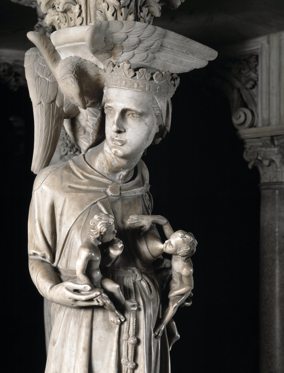 Detail sochařských skupin podpírajících židli realizované Giovanni Pisano (1248-1314): Církev živí své děti (Detail soch podporujících mramorovou kazatelnu, Církev krmí své děti) 1302-1311 Cathedrale de Pisa (Duomo di Pis od Giovanni Pisano
