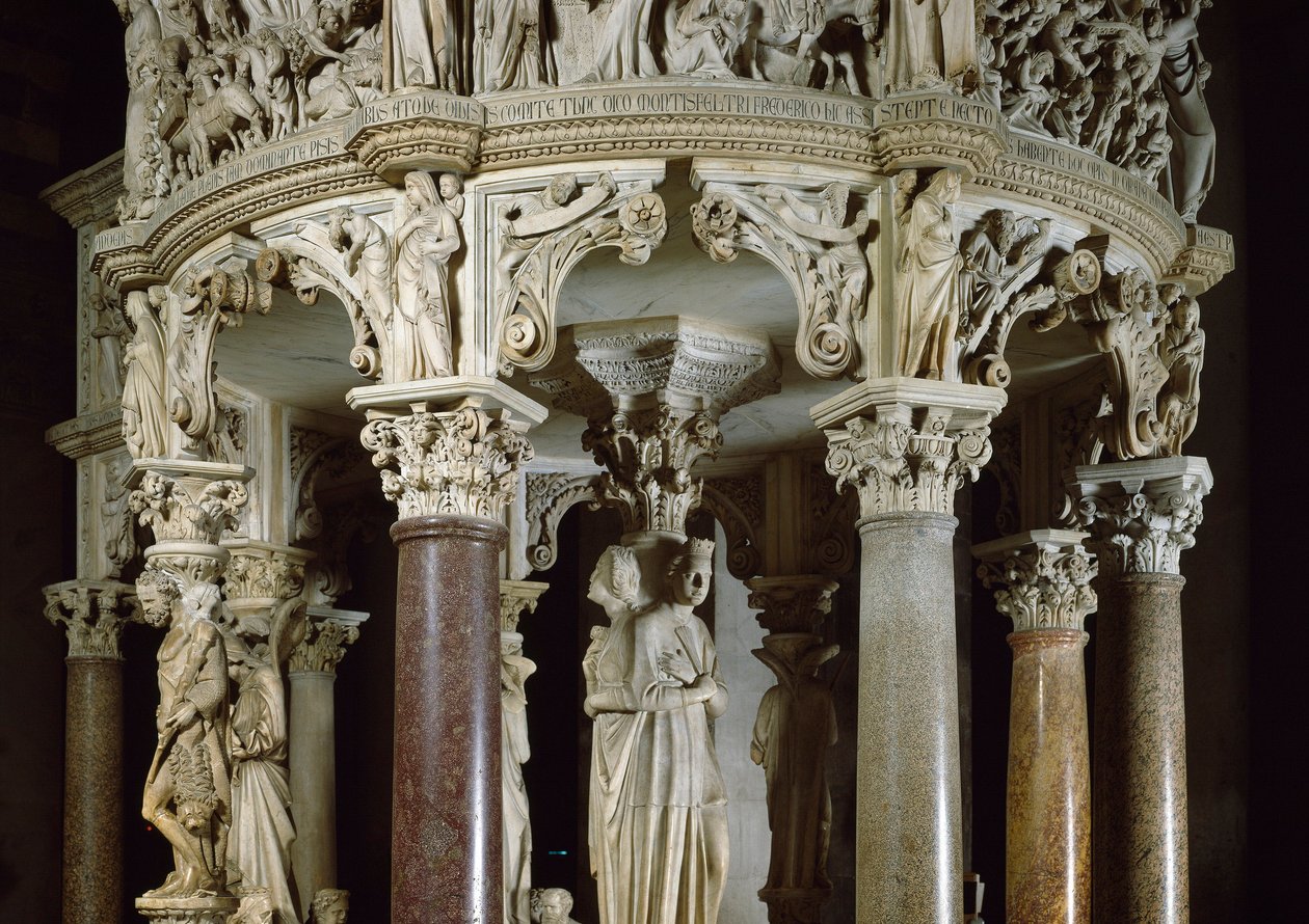 Teologické ctnosti a Herkules vlevo Detail sochařských skupin podpírajících kazatelnu. Mramorová socha od Giovanniho Pisana (1248-1314). 1302-1311 Cathedrale of Pisa (Duomo di Santa Maria Assunta di Pisa), Itálie od Giovanni Pisano
