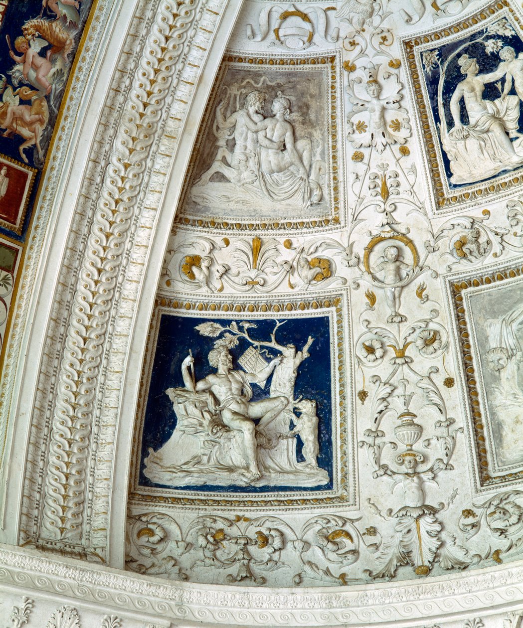 Lodžie, detail klenby zdobený mytologickými reliéfními panely, štuky z 20. let 16. století od Giovanni da Udine