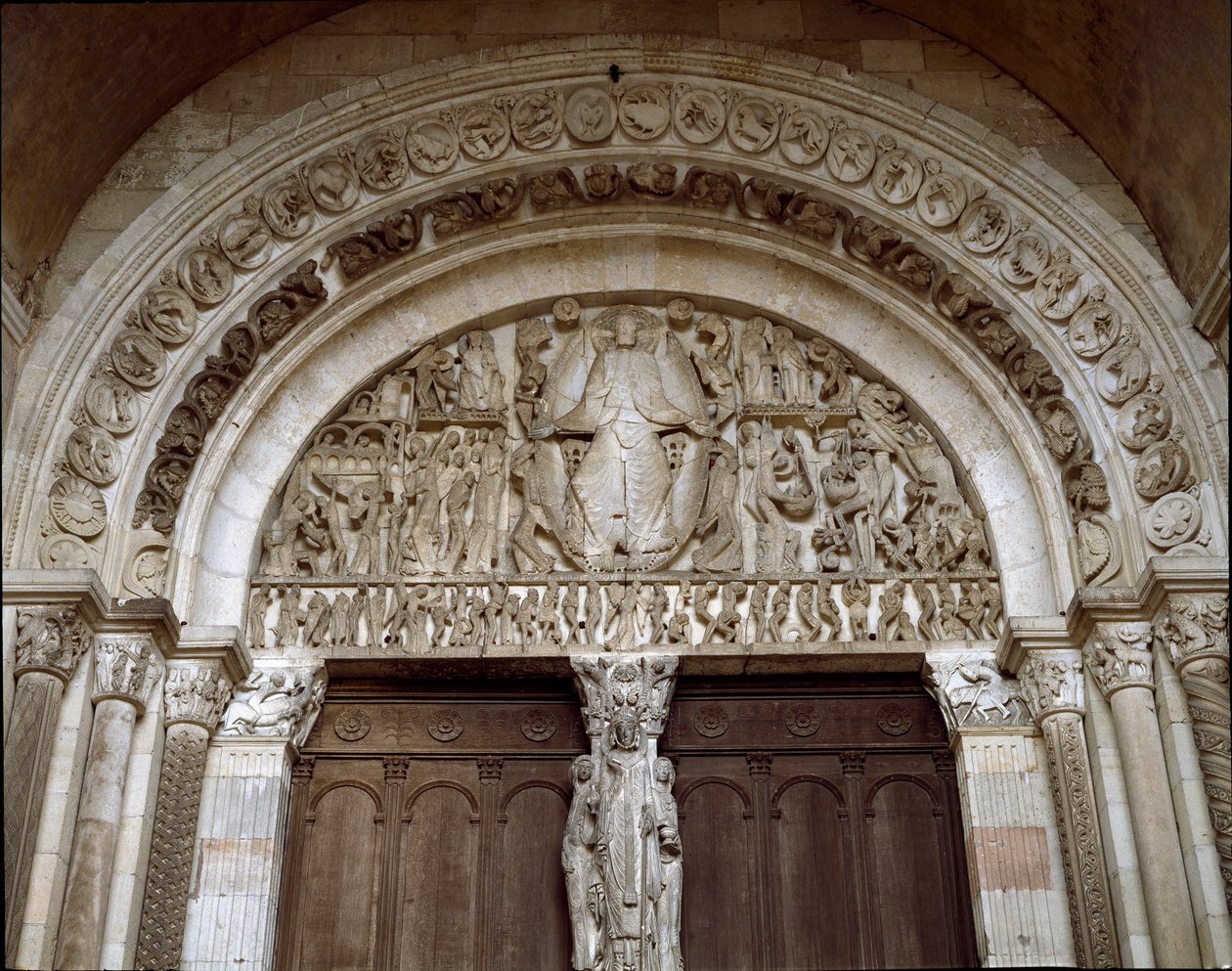 Románské umění: Tympan vytesaný představující poslední soud. Socha mistra Gislebertuse (asi 1130-1140). Cathedrale Saint-Lazare (Saint Lazare od Gislebertus