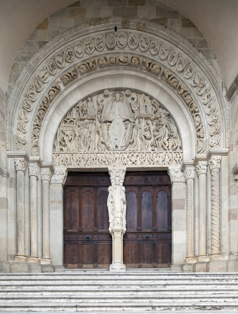 Poslední soud, centrální portál katedrály Saint-Lazare, Autun, Francie od Gislebertus