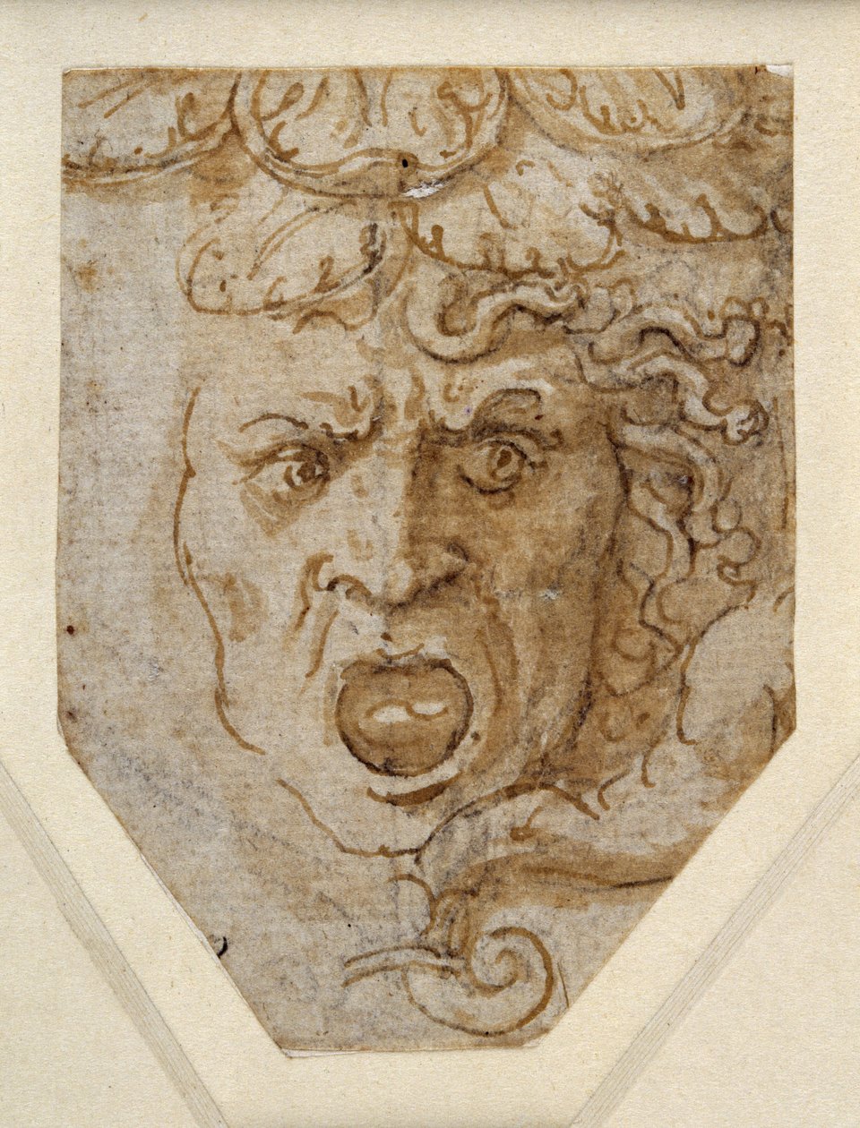 Head of Medusa (pero a hnědý inkoust přes úvodní části černou křídou s doteky bílého zvýraznění na bílém papíře) od Giulio Romano