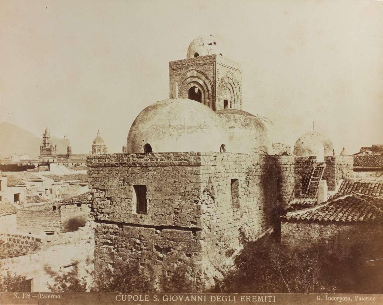 Kostel San Giovanni degli Eremiti v Palermu, detail kopulí od Giuseppe Incorpora
